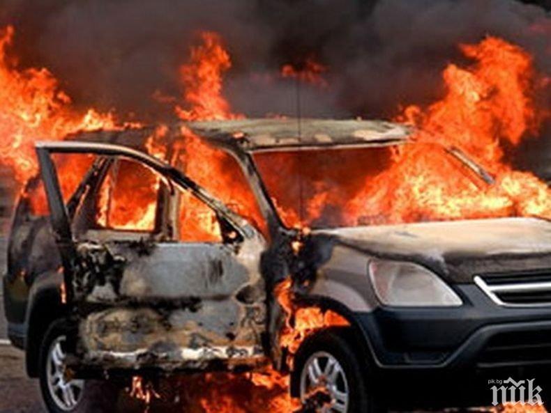 Кола пламна на паркинг пред хипермаркет в Казанлък