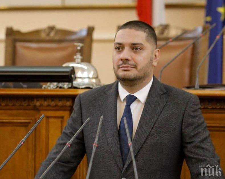 Депутатът от ГЕРБ Христо Гаджев застава пред камерата на ПИК