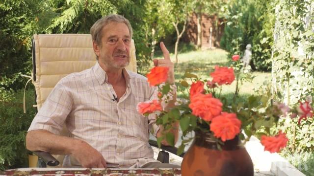 САМО В ПИК И РЕТРО: Йосиф Сърчаджиев мизерства, продава дома си (СНИМКИ)