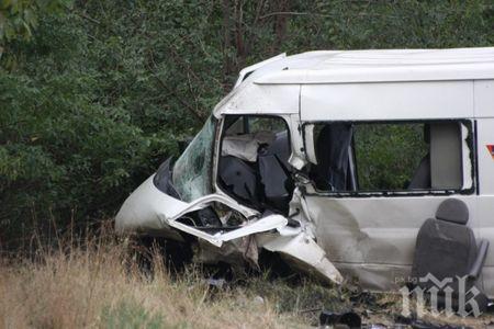 Микробус и кола се сблъскаха, мъж е в болница в Пазарджик