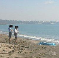 ТРАГЕДИЯ: Труп на мъж изхвърли морето на плажа в Бургас, самоличността му се установява