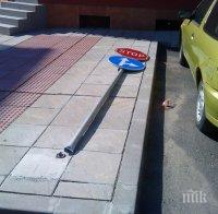 Банди рушат водосточни тръби и пътни знаци в Бургас