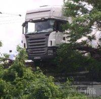 ЗЛОВЕЩ ИНЦИДЕНТ: Тир падна върху ЖП линията Велико Търново-Русе