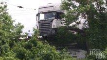 УЖАС: Шофьорът на тира, паднал върху жп релси, изгорял жив