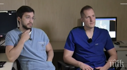 двама лекари братовчеди участваха създаването учебник спаси стотици хиляди души