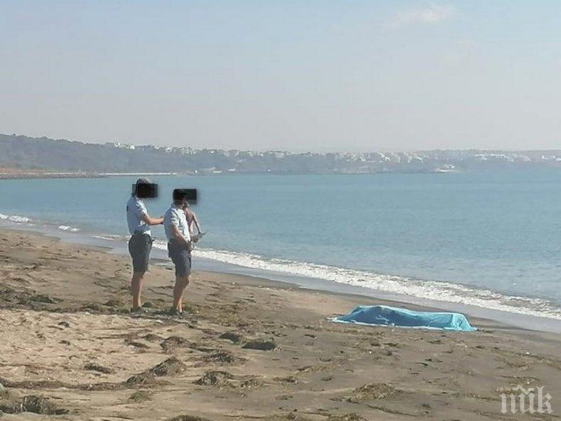 ТРАГЕДИЯ: Труп на мъж изхвърли морето на плажа в Бургас, самоличността му се установява