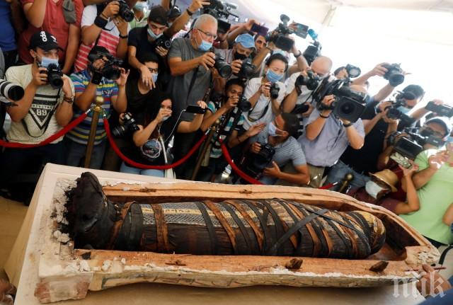 Снимка: УНИКАЛНА ГРОБНИЦА: Откриха още 30 мумии в Египет