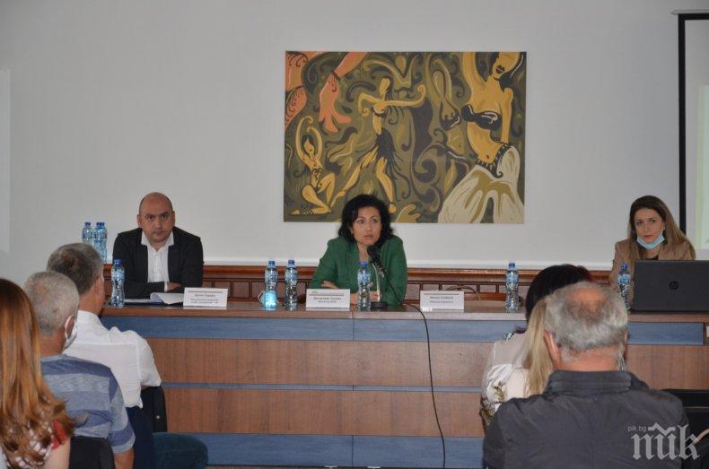 Министър Танева обеща на земеделците пари при сегашните условия за още две години