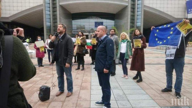 Ето я жалкарската групичка, която се престори на протест пред ЕП в Брюксел