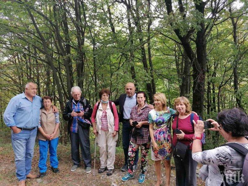 Премиерът Борисов с емоционална среща в гората (СНИМКИ/ВИДЕО)