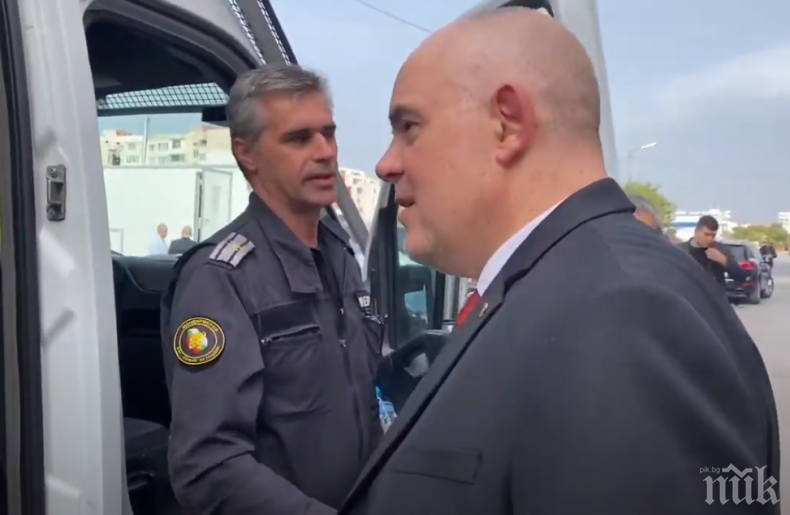 Главният прокурор Иван Гешев посети кв. Левски на спецакцията срещу ромската мафия (ВИДЕО)