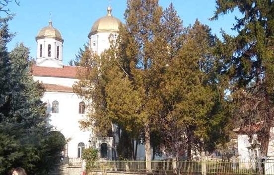 Бой в храм в Дупница: Клошар счупи ръката на полицай