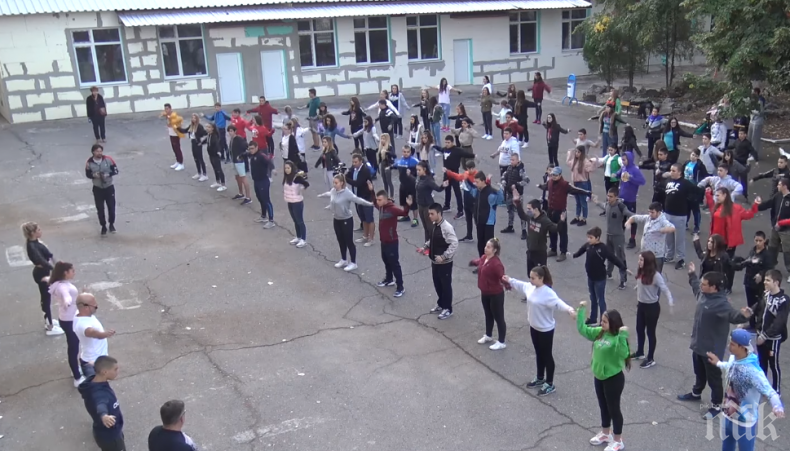СТАРАТА ШКОЛА: Ето как провеждат физзарядката на двора учениците от Ямбол (ВИДЕО)