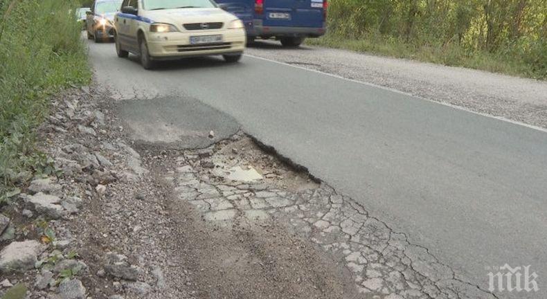 Разбит път изкара шофьори на автобуси на протест