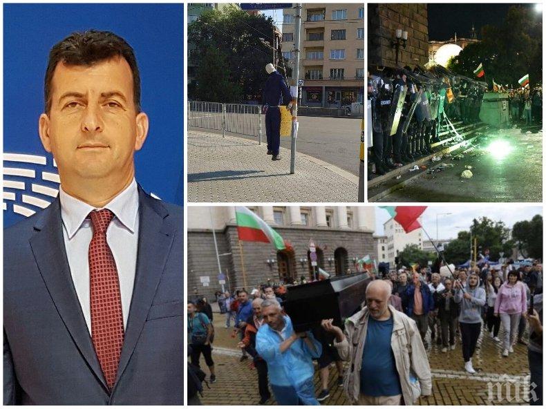 Евродепутатът Асим Адемов към метежниците: Искате върховенство на закона, а обещавате бесилки, ковчези и затвор за всеки, когото не харесвате Евродепутатът Асим Адемов към метежниците: Искате върховенство на закона, а обещавате бесилки, ковчези и затвор за всеки, когото не харесвате