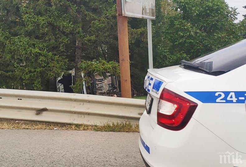 Автомобил излетя край Бояна (СНИМКИ)
