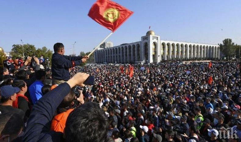 Протестиращите в столицата на Киргизстан превзеха сградата на парламента (ВИДЕО)