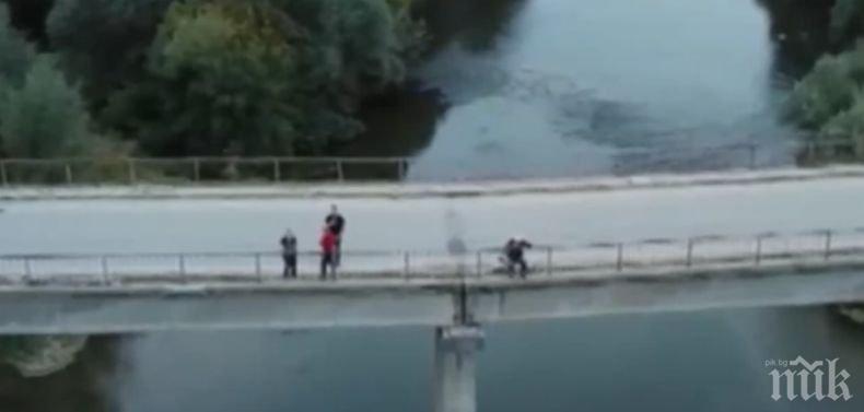 ОПАСНОСТ: Мост в Търновско се разпада 