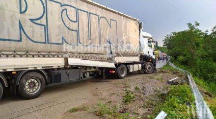 поредно меле тир камионче сблъскаха пострадал снимки