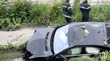 шофьорка хвърли колата коритото река видима