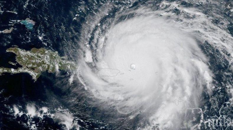 Евакуираха хиляди туристи в Мексико заради урагана „Делта”