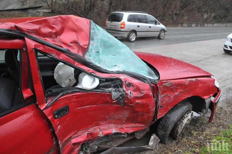 НЯМА КРАЙ: Пияна като талпа жена яхна пежото си и сътвори меле в Русе