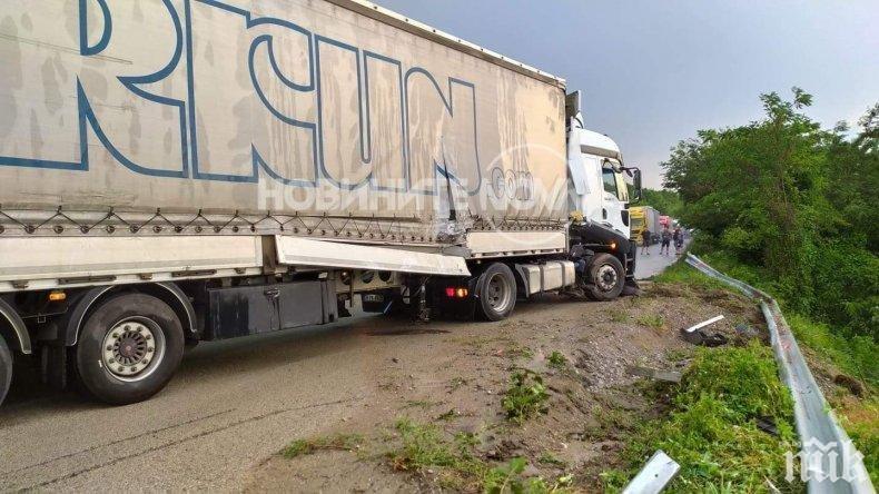 ПОРЕДНО МЕЛЕ: ТИР и камионче се сблъскаха, има пострадал (СНИМКИ)