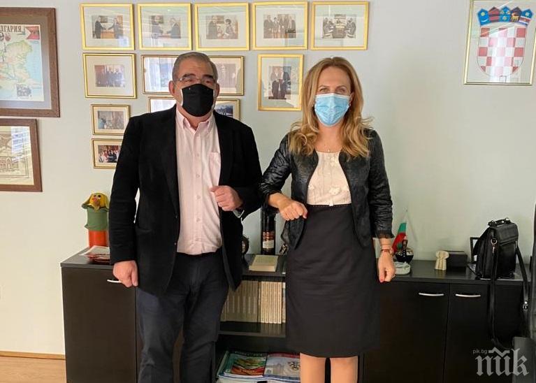 Министър Николова разговаря с председателя на Българската национална общност в Хърватия Рашко Иванов