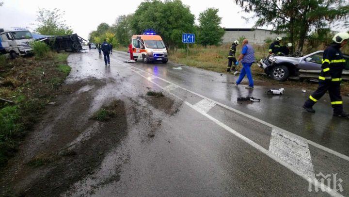 ОТ ПОСЛЕДНИТЕ МИНУТИ: Тежка катастрофа край Разградско, двама загинаха на място (СНИМКИ)