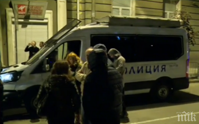 НАПРЕЖЕНИЕ ОТ ПОСЛЕДНИТЕ МИНУТИ: Метежниците нападнаха БНТ (СНИМКИ)