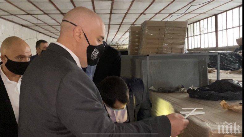 Задържаха двама софиянци за разбитата фабрика за цигари