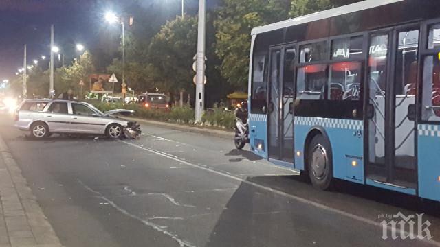 ИЗВЪНРЕДНО! Автобус и кола се помляха в Пловдив (СНИМКИ)