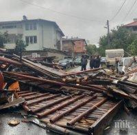 Страшна буря в Смолян - ураганен вятър събори покриви и дървета (СНИМКИ)