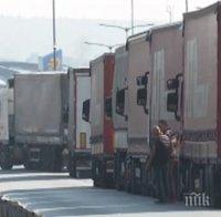 След смъртоносната катастрофа: Камиони се трупат на пътя към ГКПП 