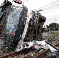 Най-малко 20 загинали при катастрофа на автобус с влак в Тайланд