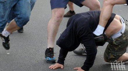 трима пребиха мъж отмъкнаха четирицифрена сума