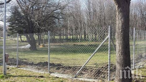 Собственик си загради поляна в Морската градина във Варна