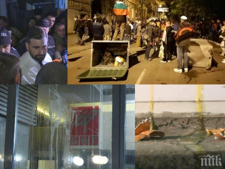 Нова серия от Алтернативата: Демократичната кочина, сътворена пред БНТ от готините протестъри. Да замерваш в гръб човек с яйца и да го храчиш, защото не мисли като теб...(СНИМКИ)