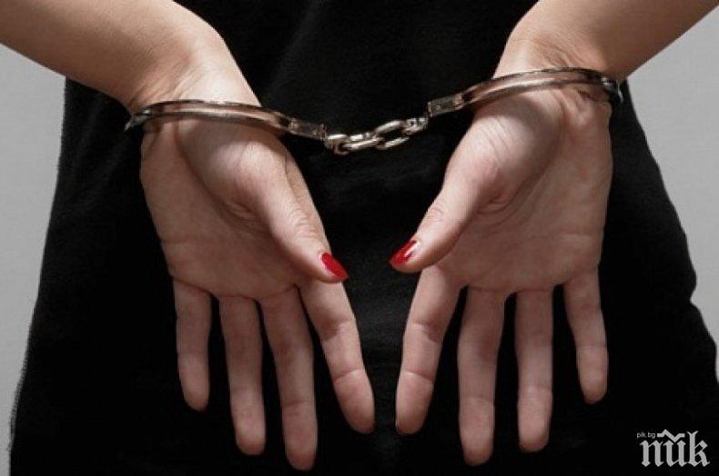 ПОТРЕСАВАЩО: Момиче удари полицай при сбиване в бар, задържаха я