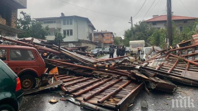 Страшна буря в Смолян - ураганен вятър събори покриви и дървета (СНИМКИ)