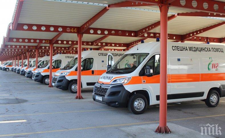 Здравният министър проф. Костадин Ангелов връчи ключовете за 28 оборудвани линейки 4х4 на центровете за спешна медицинска помощ (СНИМКИ)