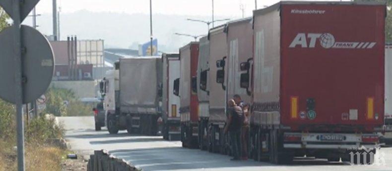 След смъртоносната катастрофа: Камиони се трупат на пътя към ГКПП Лесово