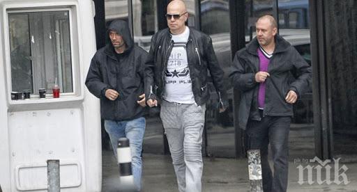 Да, има такъв народ от глупци. И Слави Трифонов е техният татуиран пророк