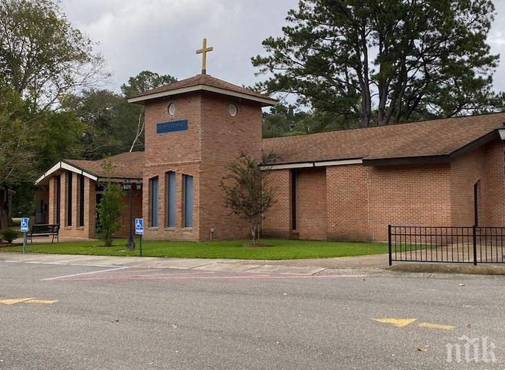 Изгориха олтара, на който свещеник прави тройка