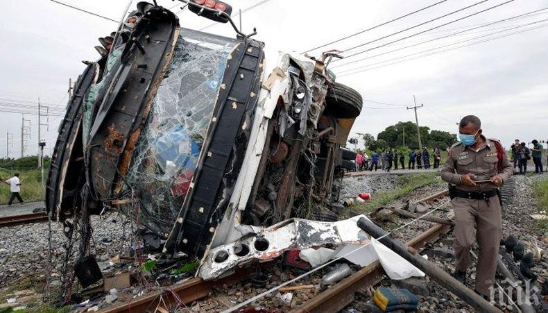 Най-малко 20 загинали при катастрофа на автобус с влак в Тайланд