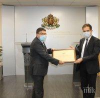 Министър Лъчезар Борисов връчи сертификат за инвестиция клас А, разкриват 200 работни места (СНИМКИ)