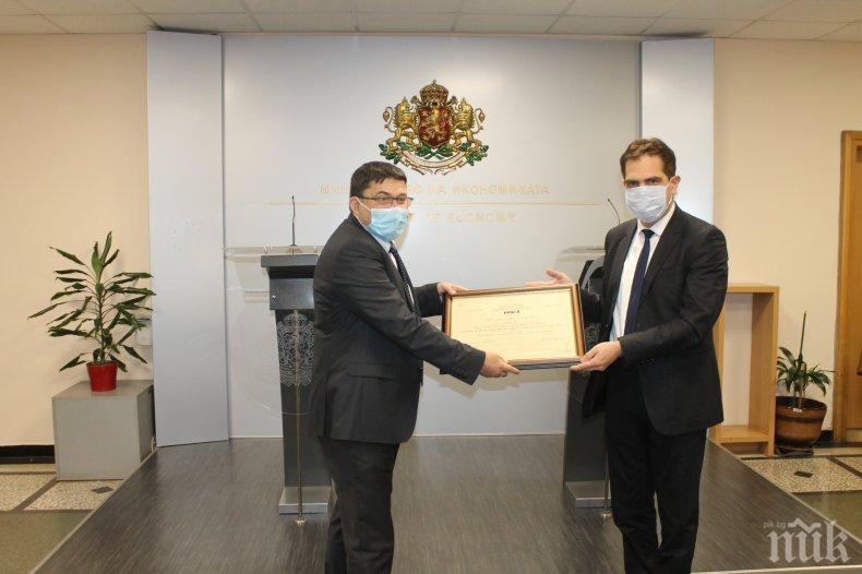 Министър Лъчезар Борисов връчи сертификат за инвестиция клас А, разкриват 200 работни места (СНИМКИ)