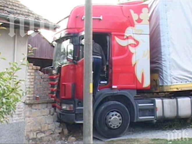 ЖЕСТОК ИНЦИДЕНТ: ТИР се вряза в сграда, шофьорът пострада тежко