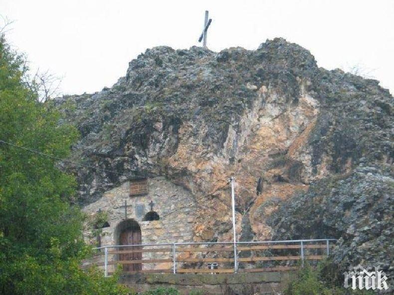 Уникален скален параклис над Трън върши чудеса (СНИМКИ)