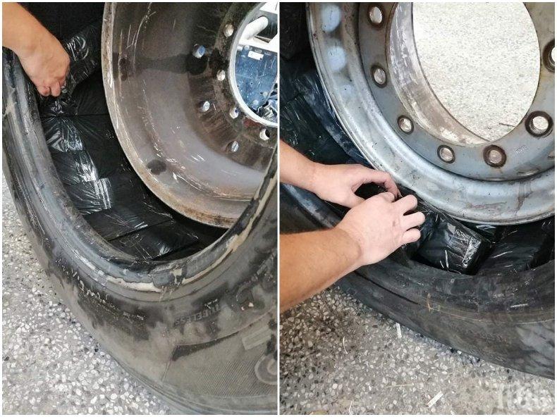 Митничари от Капитан Андреево спипаха над 32 000 къса контрабандни цигари, скрити в гумите на ТИР 